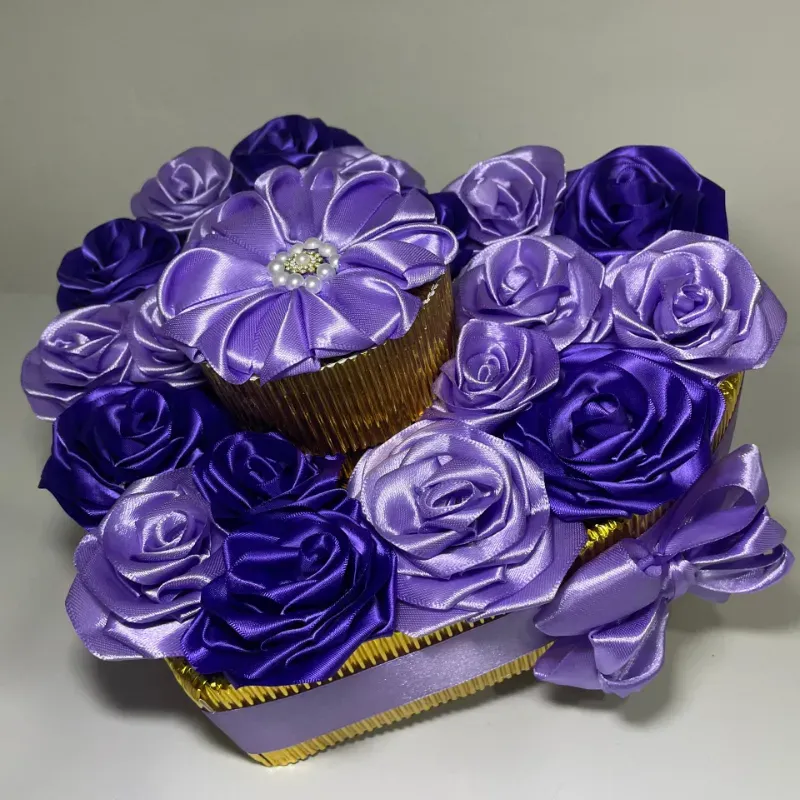 Caja de regalo sorpresa en morado