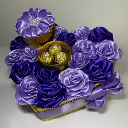 Caja de regalo sorpresa en forma de corazón en morado