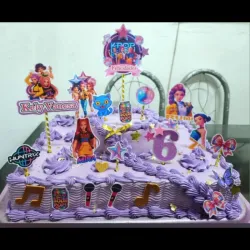 Cake de 2 pisos con la temática de las Guerreras K-pop