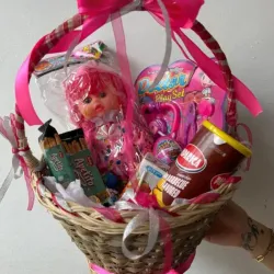Cesta de confituras con jueguetes para niño y niña