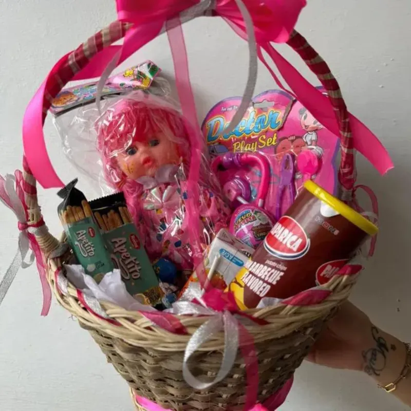 Cesta de confituras con jueguetes para niño y niña