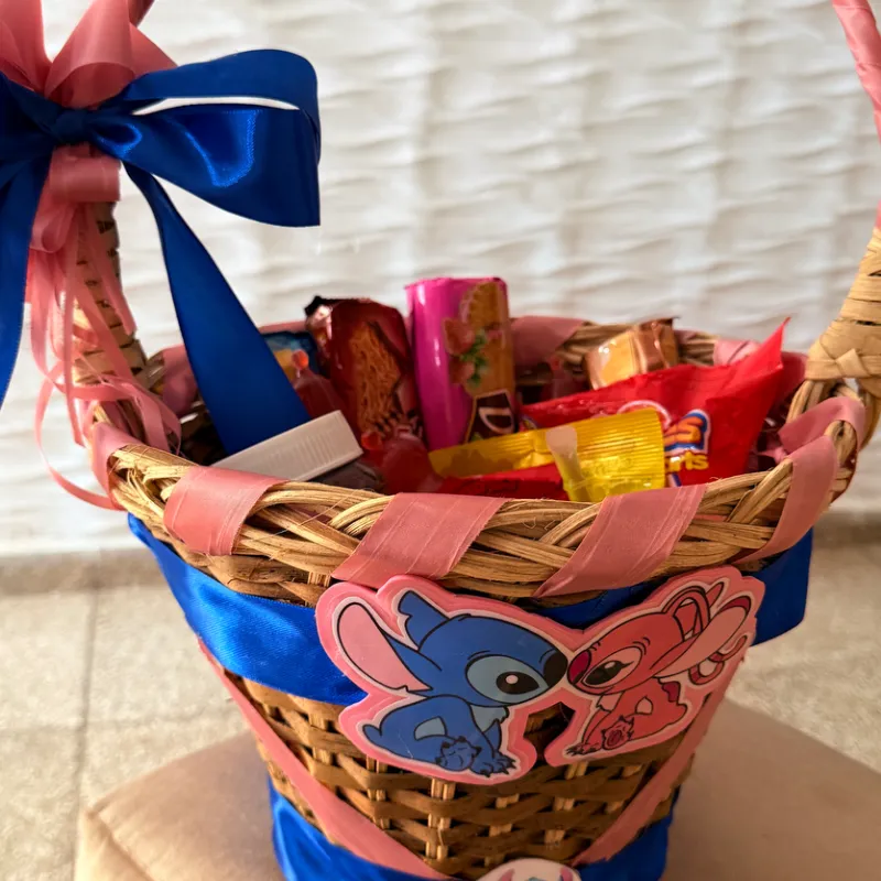 Cesta de confituras de stich y Angela personalizada