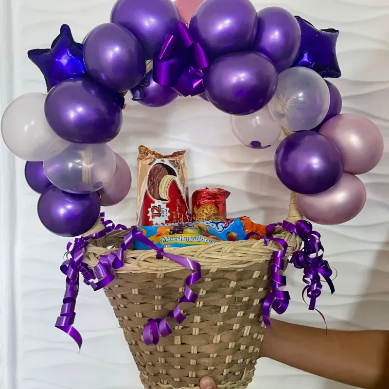 Cesta de confituras decorada con globos 