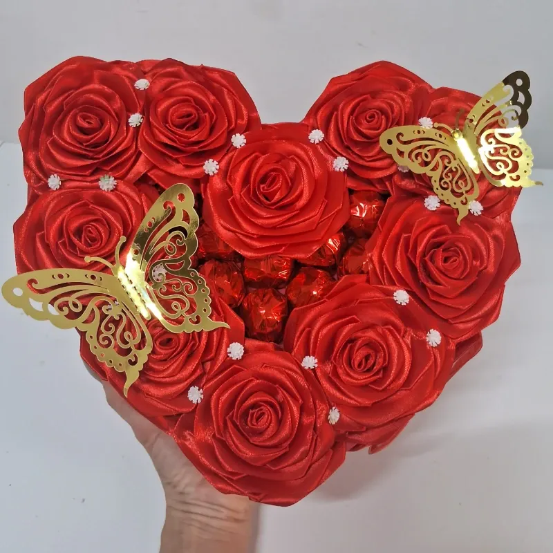 Corazón con bombones en rojo