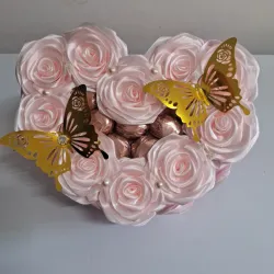 Corazón con bombones en rosado claro