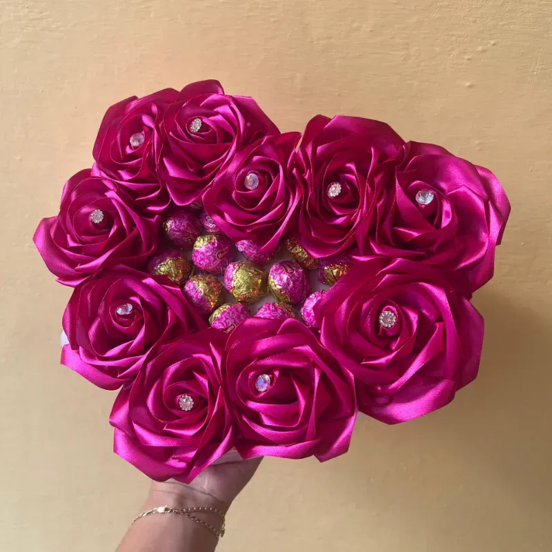 Corazón con bombones rosado fucsia 