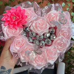 Corazón con bombones y rosa fucsia