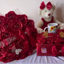 Caja de corazón con peluche,taza personalizada y ramo artificial rojo 