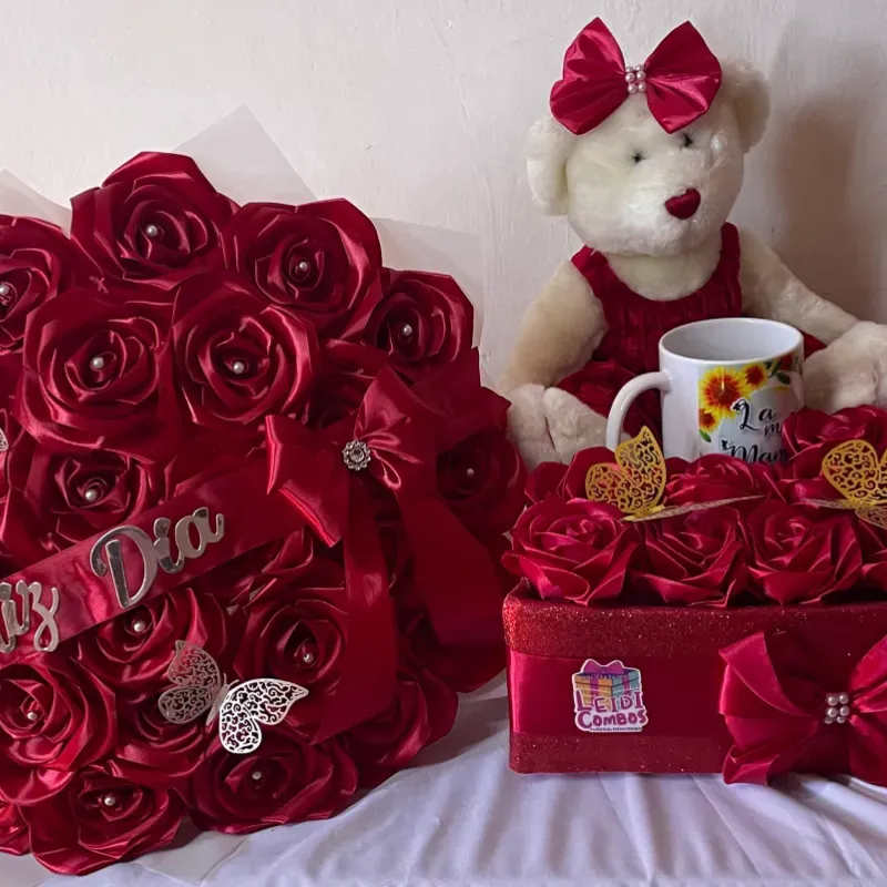 Caja de corazón con peluche,taza personalizada y ramo artificial rojo 