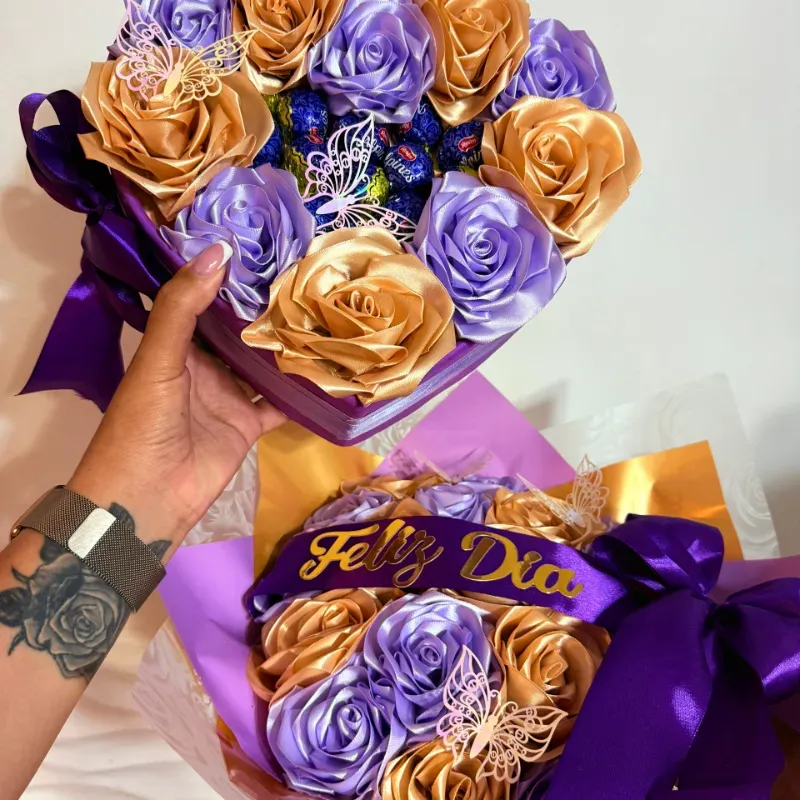 Juego de ramo buchón con corazón con bombones en morado y dorado