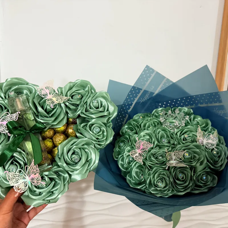 Juego de ramo buchón con corazón con bombones en verde y perfume 