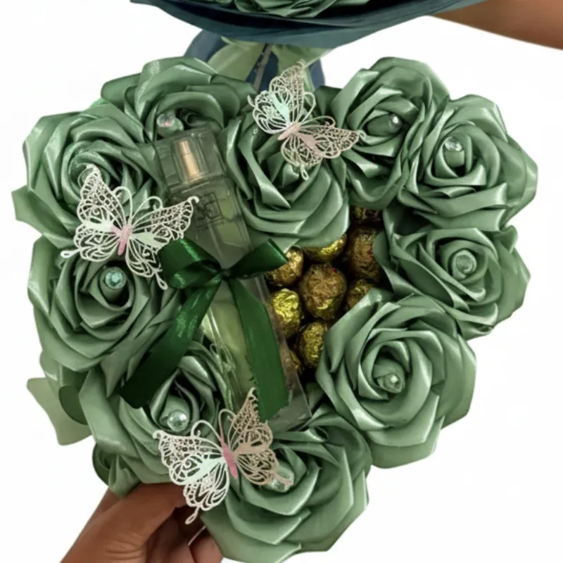 Juego de ramo buchón con corazón con bombones en verde y perfume 
