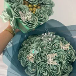 Juego de ramo buchón con tiara y corazón con bombones en verde
