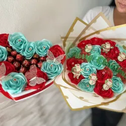 Juego de ramo buchón y corazón con bombones con la temática navideña 