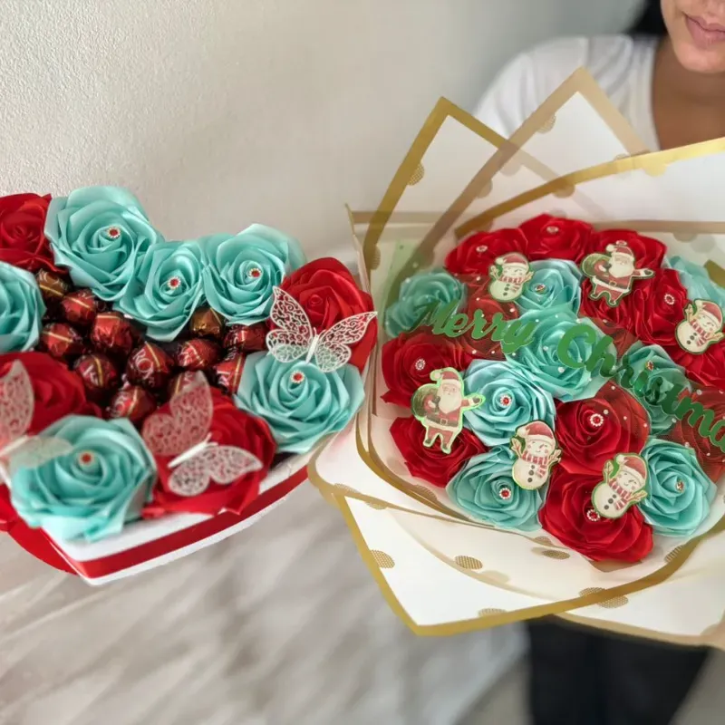 Juego de ramo buchón y corazón con bombones con la temática navideña 