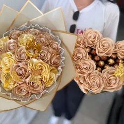 Juego de ramo buchón y corazón con bombones en dorado