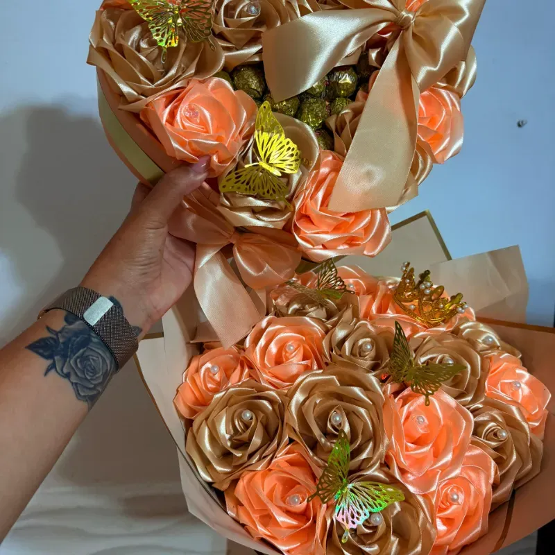 Juego de ramo buchón y corazón con bombones en dorado y naranja