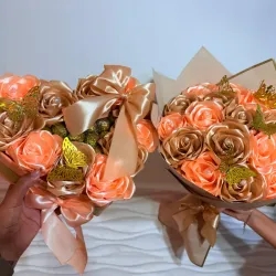 Juego de ramo buchón y corazón con bombones en dorado y naranja