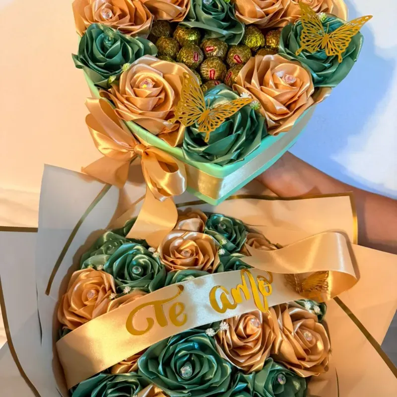 Juego de ramo buchón y corazón con bombones en dorado y verde