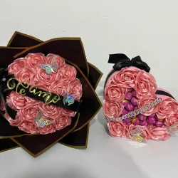 Juego de ramo con papel negro y corazón con bombones en rosado