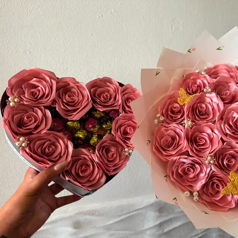 Juego de ramo rosado buchón  y corazón 