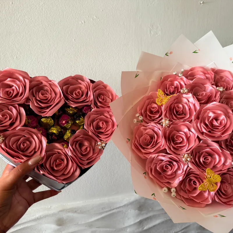 Juego de ramo rosado buchón  y corazón 