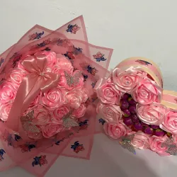 Juego de ramo y corazón con bombones con papel temático