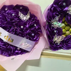 Juego de ramo y corazón con bombones en morado