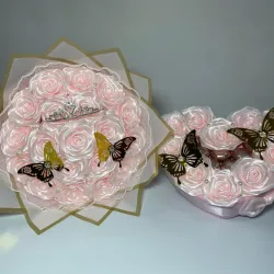 Juego de ramo y corazón con bombones en rosado claro con tiara