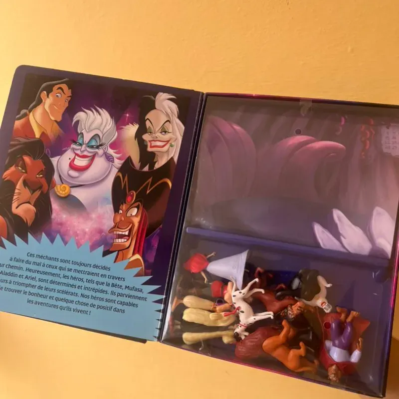 Libro didáctico de héroes y villanos 