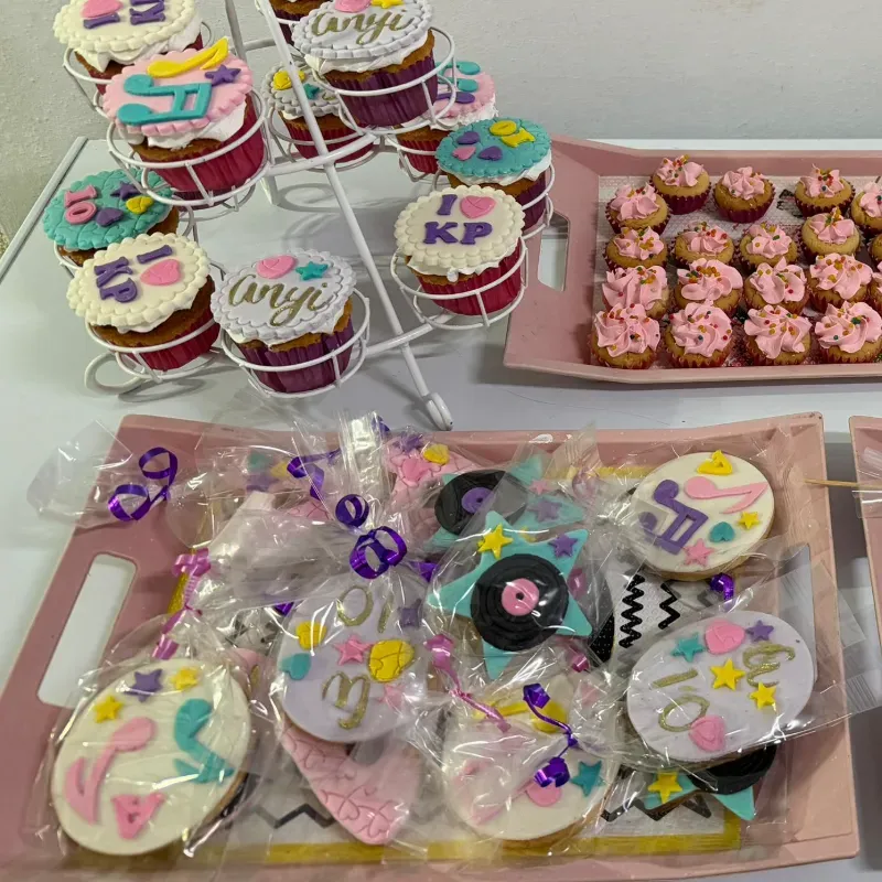 Mesa de dulces con la temática "Las guerreras K-Pop