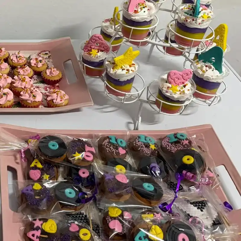 Mesa de dulces con la temática "Las guerreras K-Pop