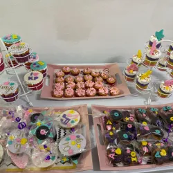 Mesa de dulces con la temática "Las guerreras K-Pop