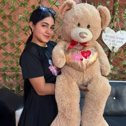 Oso de peluche marrón con corazón 