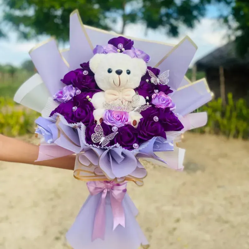 Ramo artificial morado con peluche
