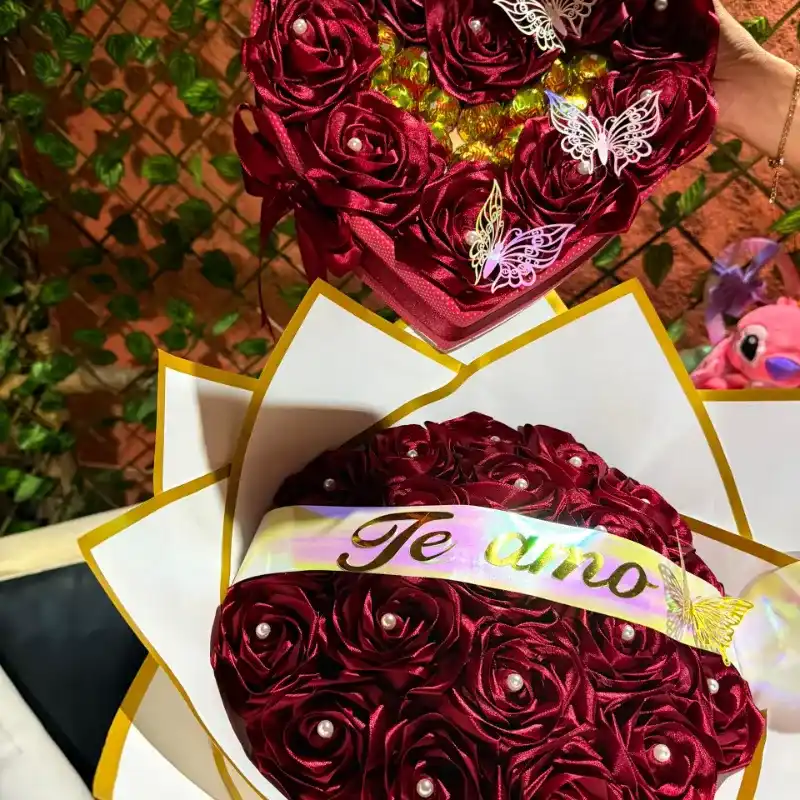 Ramo buchón y corazón en rojo "Te amo"