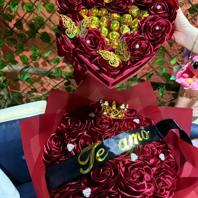 Ramo buchón y corazón rojo con corona
