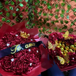 Ramo buchón y corazón rojo con corona