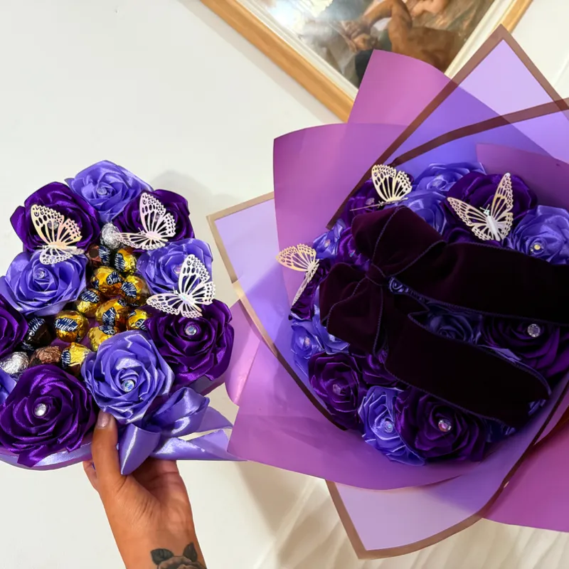 Ramo buchón con corazón con bombones en morado