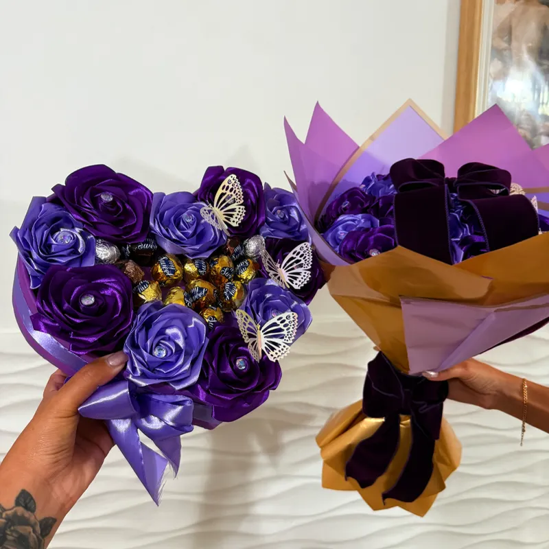 Ramo buchón con corazón con bombones en morado