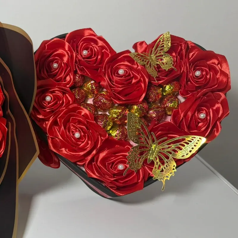 Ramo buchón con corona y ❤️ con bombones en rojo