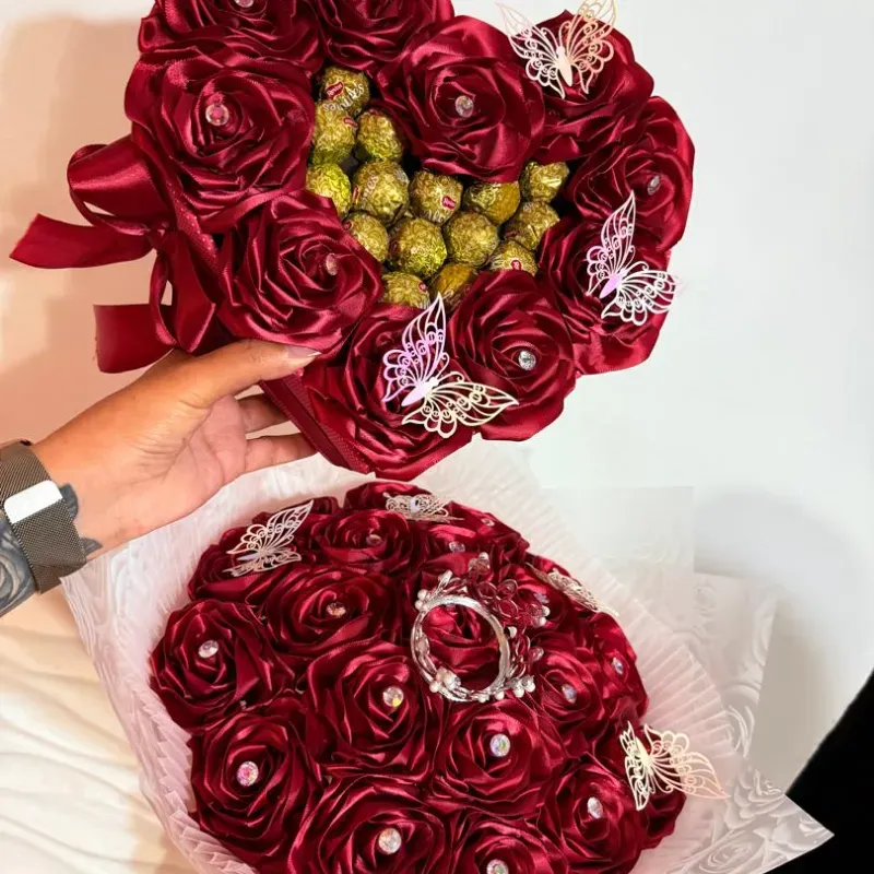 Ramo buchón con tiara y corazón con bombones en rojo 