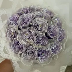Ramo buchón morado con tiara