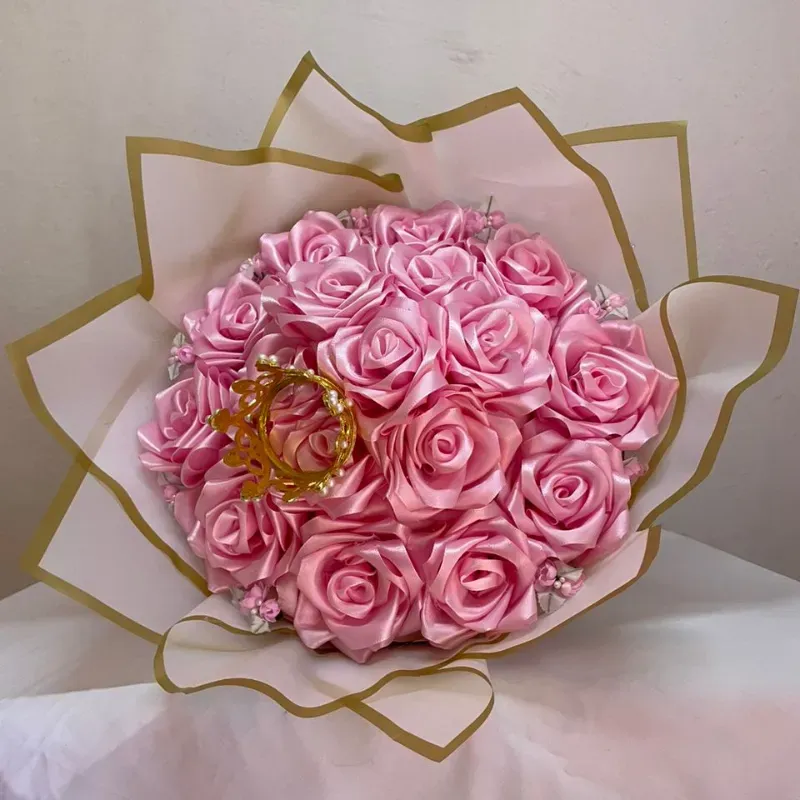 Ramo buchón rosado con corona