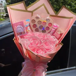 Ramo de flores artificial rosado con maquillaje 