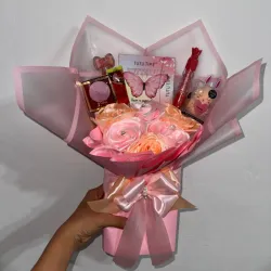 Ramo de flores artificial rosado con maquillaje 