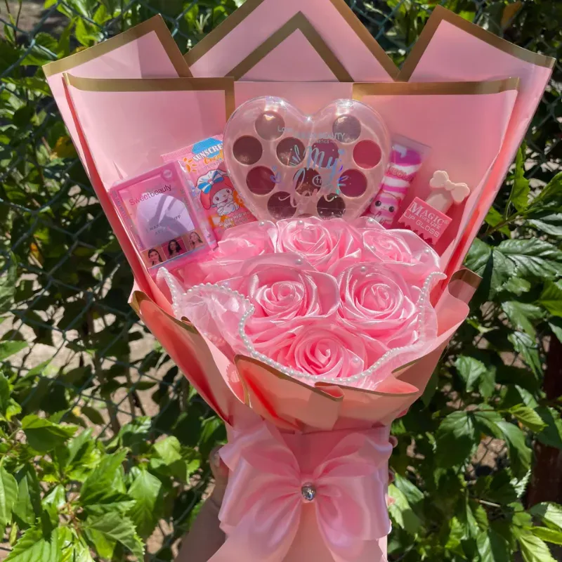Ramo de flores artificial rosado con maquillaje 