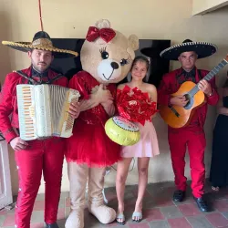 Servicio de 2 mariachis con una animación