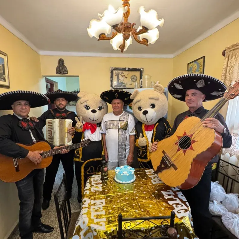 Servicio de mariachis con traje negro y 2 animaciones