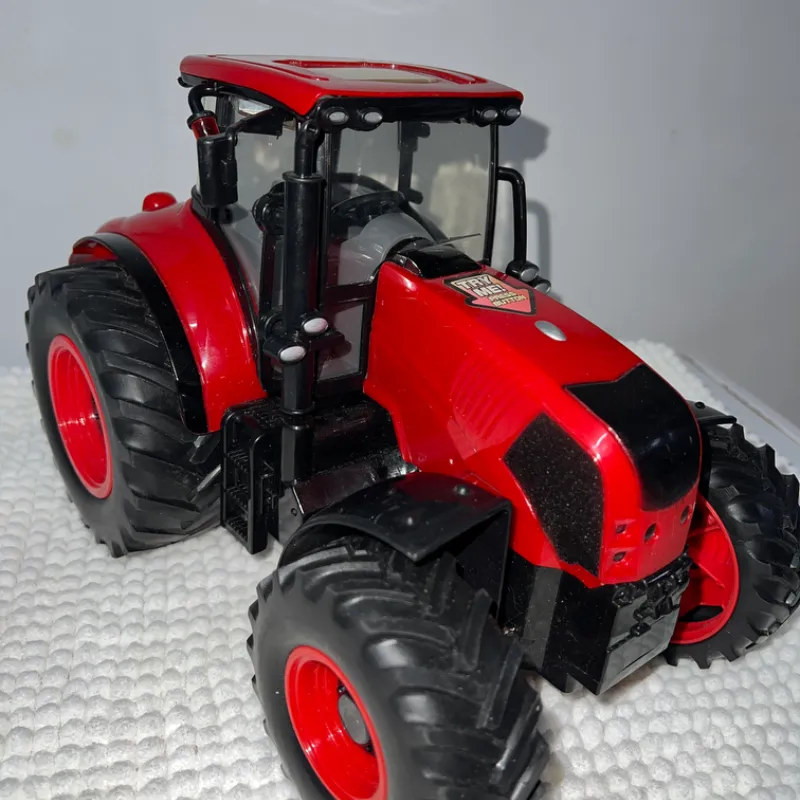 Tractor rojo de juguete 